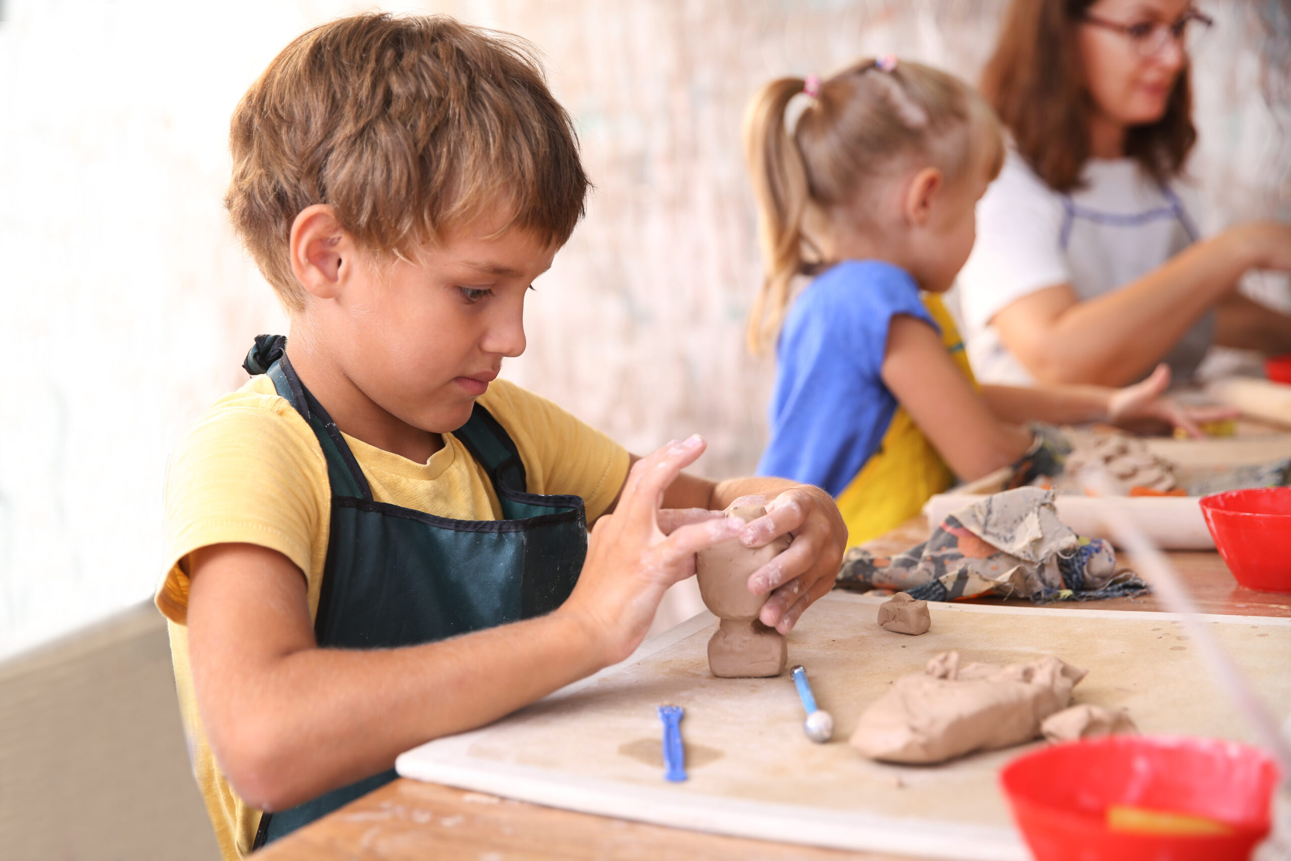 Kinder arbeiten mit Ton (töpfern)